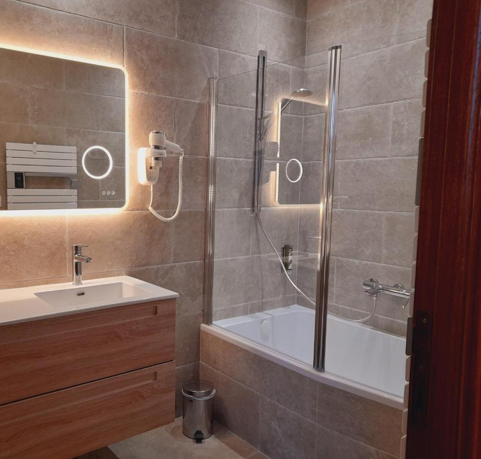 Hotel Le Manoir De Mathan Crepon A La Campagne 5 Mn D'Arromanches Et 10 Mn De Bayeux מראה חיצוני תמונה